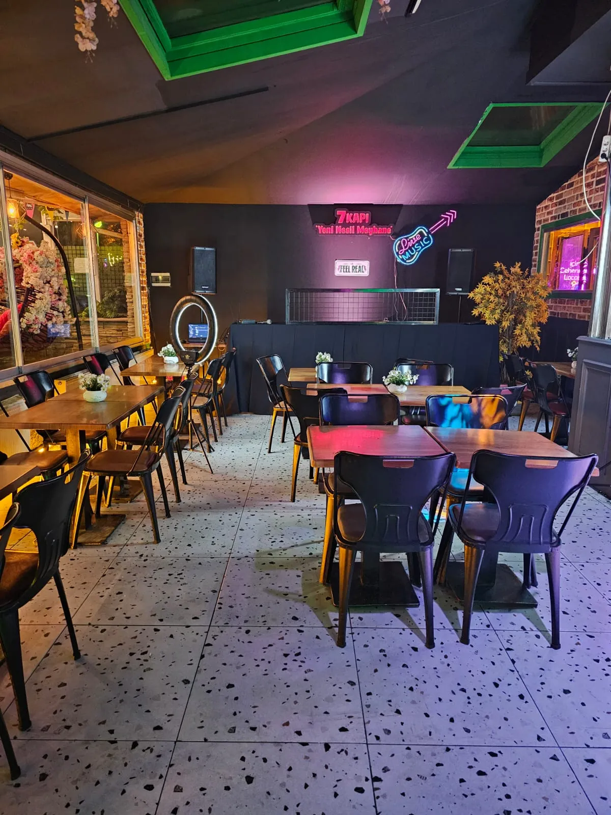 7 Kapı Yeni Nesil Meyhane salonu ve sahnesi, Çankaya Ankara